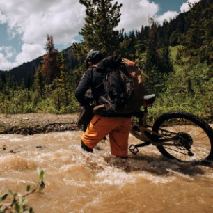 Mountainbike - Downhill Kleidung und Technikteile Mountainbike