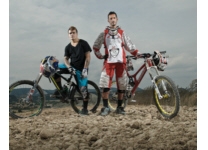 Greg Minarr Oneal MTB Downhill Downhill MTB Fahrer mit Fahrrad