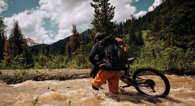 Mountainbike - Downhill Kleidung und Technikteile Mountainbike